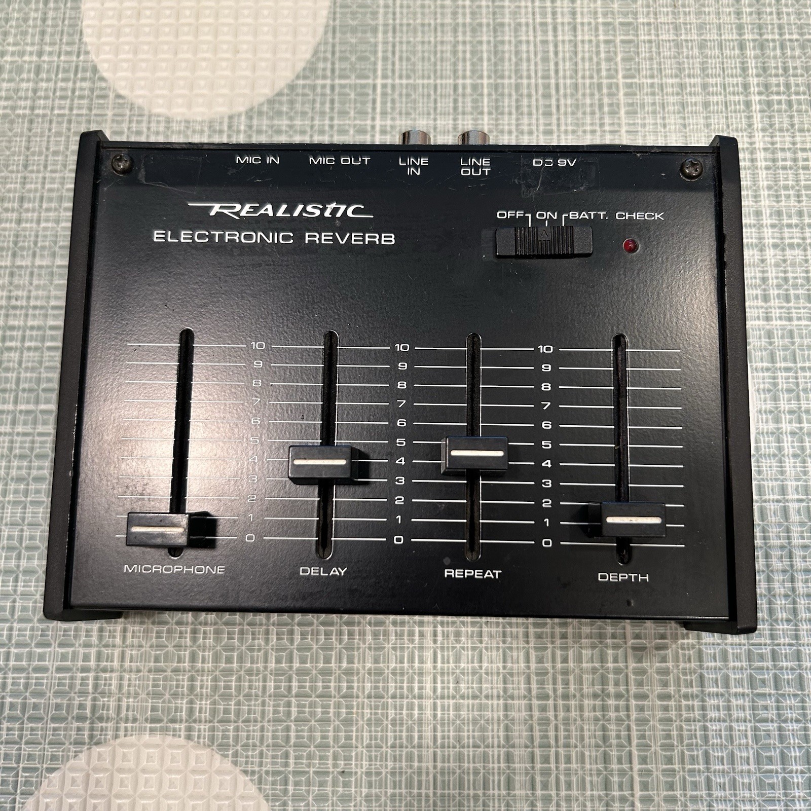 Realistic Electronic Reverb 32-1110 Delay Fuzz Effect Pedal TESTED READ