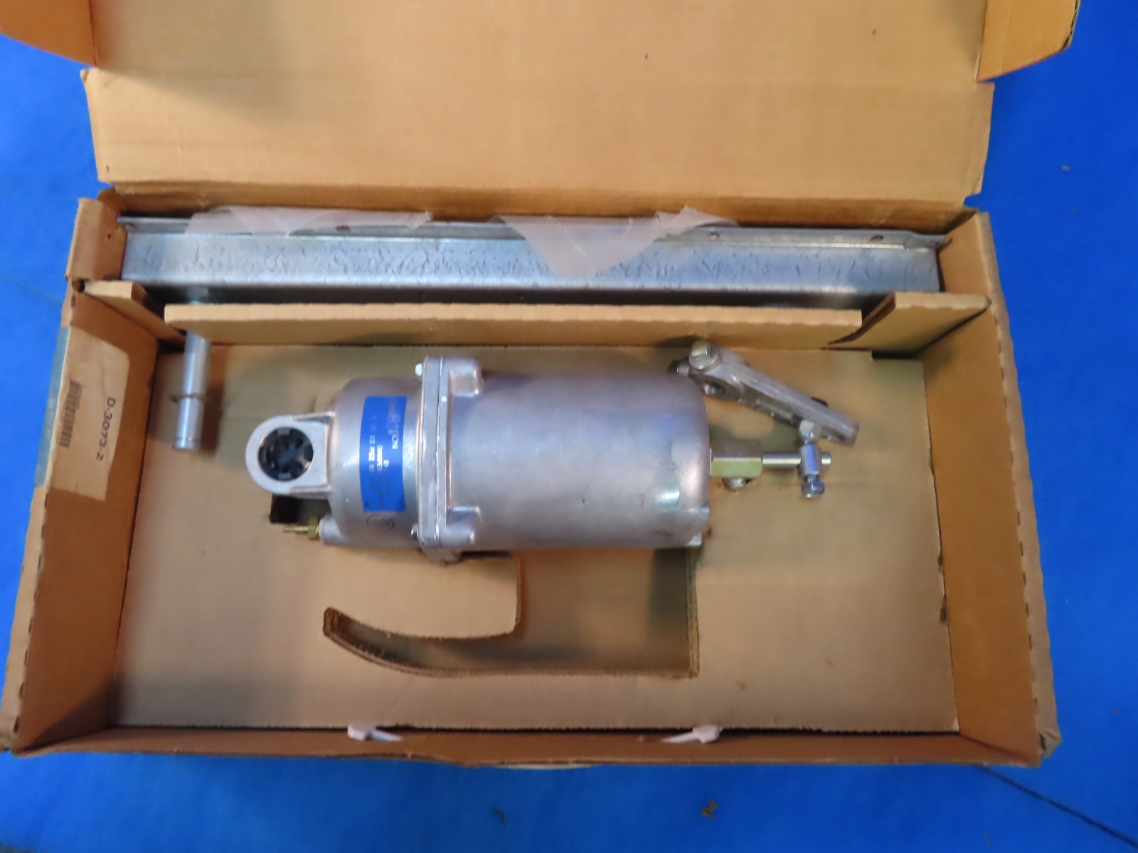 JOHNSON CONTROLS DAMPER ACTUATOR D-3073-2 8-13PSI SPRING UNIVERSAL MOUNTING 1YEA