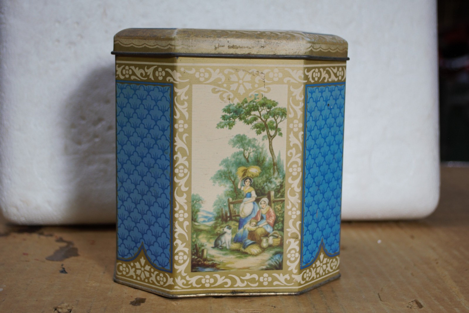 The Metal Box Company Ltd tin container 8 sided hinged lid Made in England