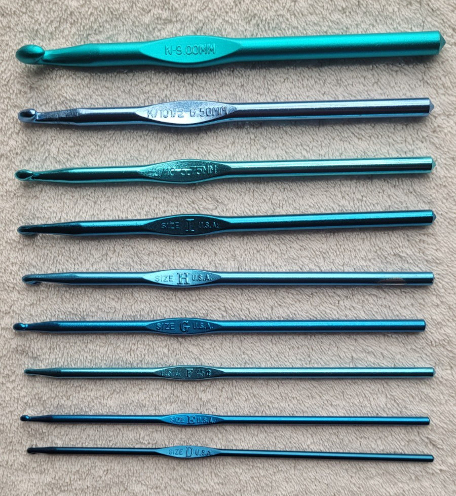 Blue Pre-owned Metal Set of  9  Boye Crochet Hooks D,E,F,G,H,I,J,K, and N