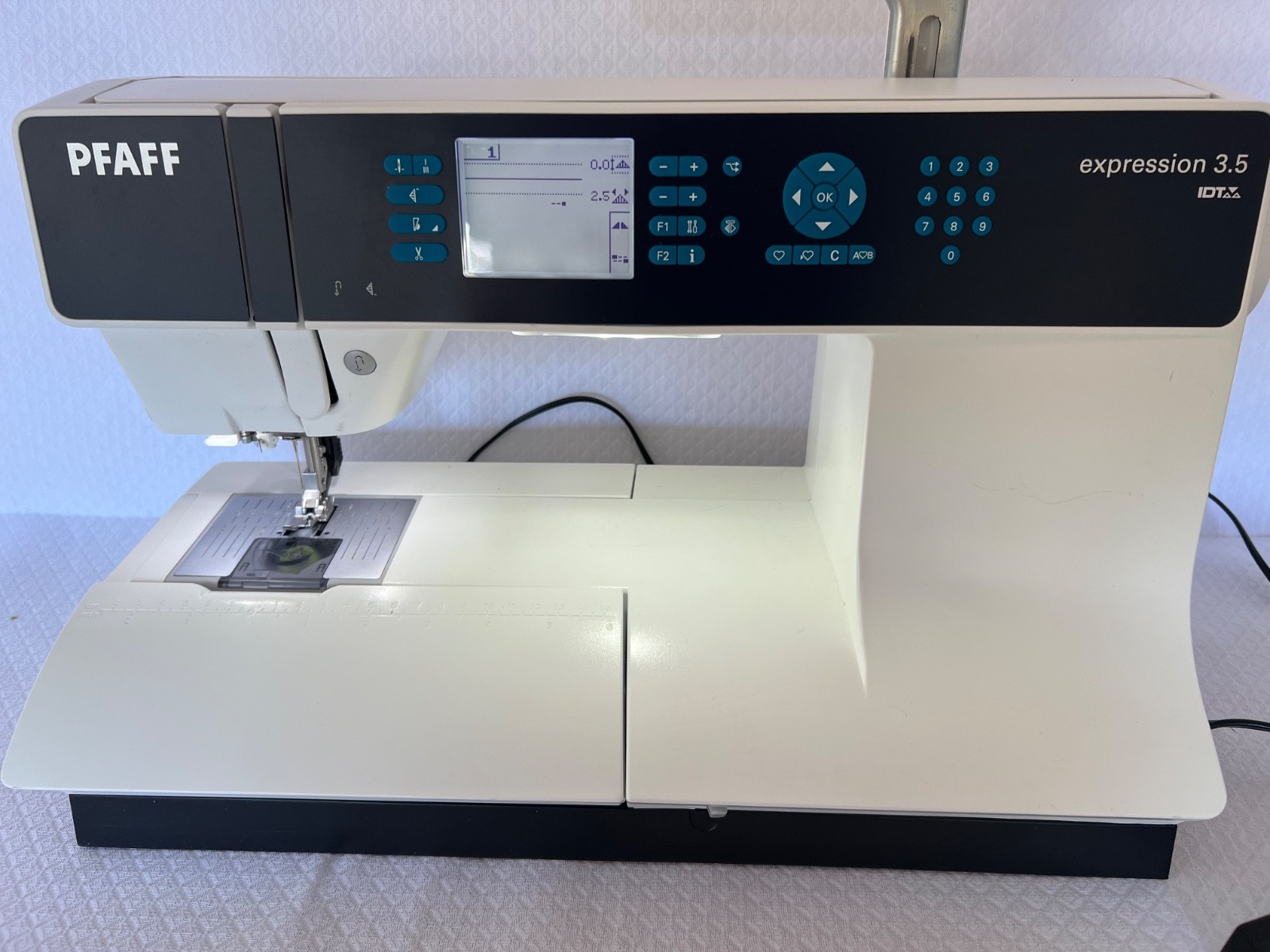 PFAFF expression™ 3.5 Computerized Sewing Machine with Original IDT™ Dual Feed –