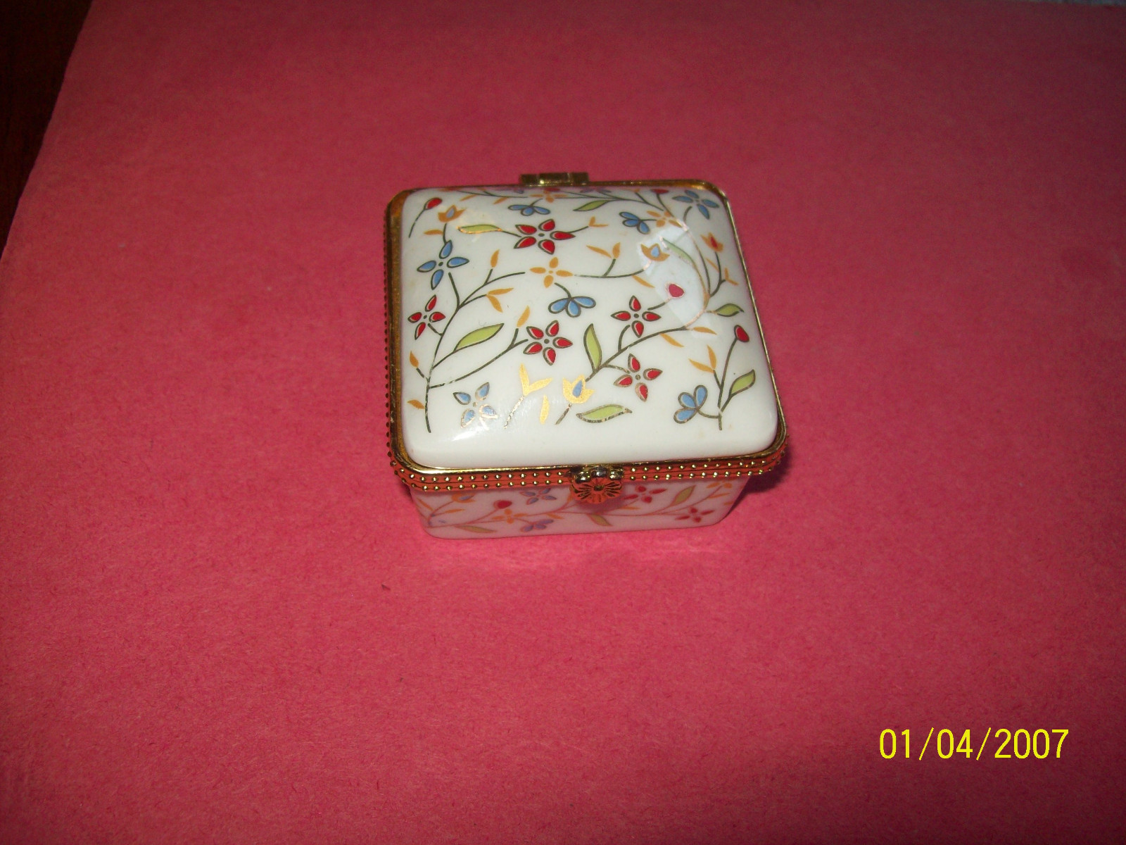 PORCELAIN TRINKET BOX WITH FLOWERS DESIGN