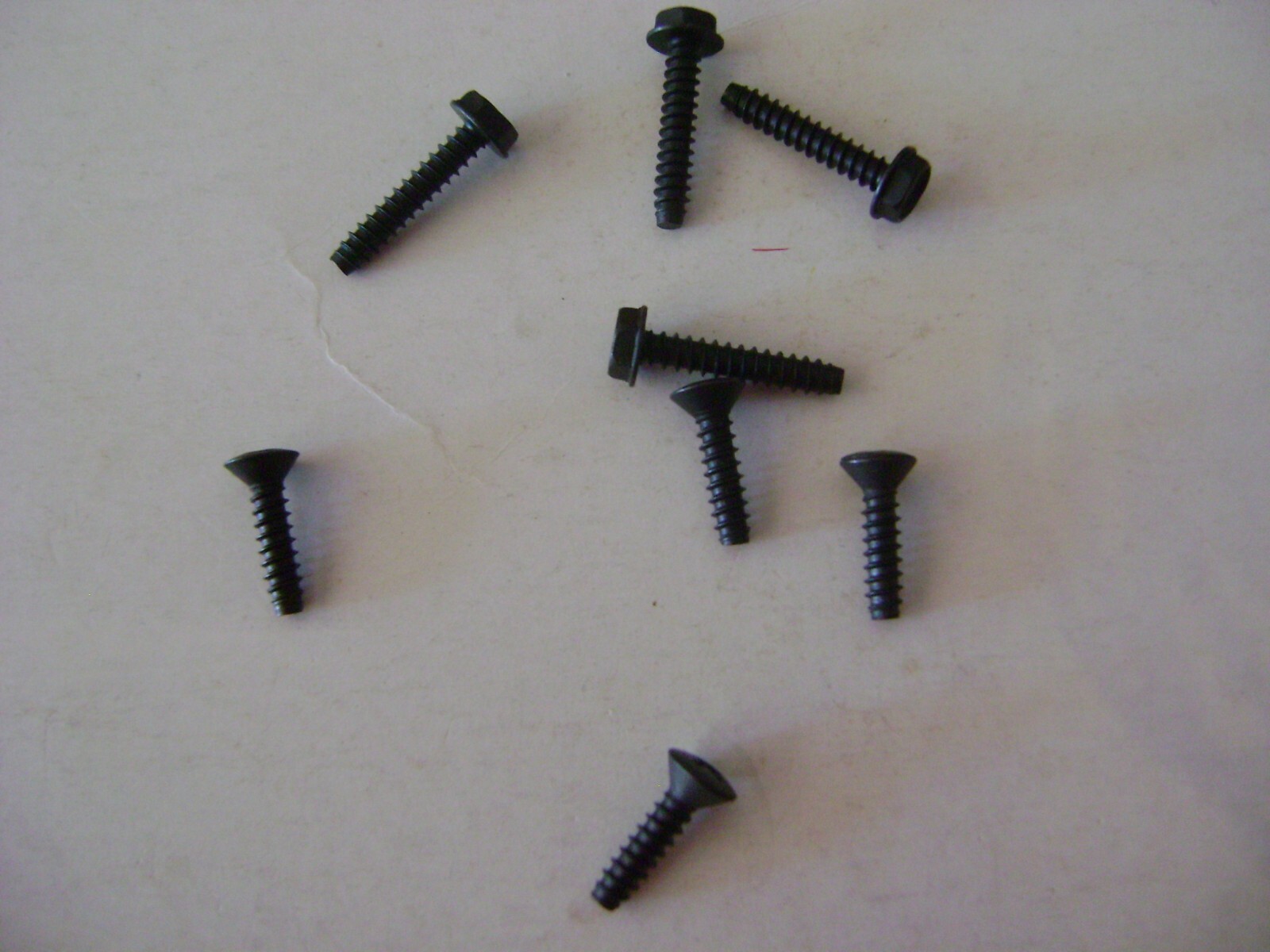 Lionel ZW  Cover Holding  Screw ZW-120 (4) & ZW-120 Bottom Base Screw (4)