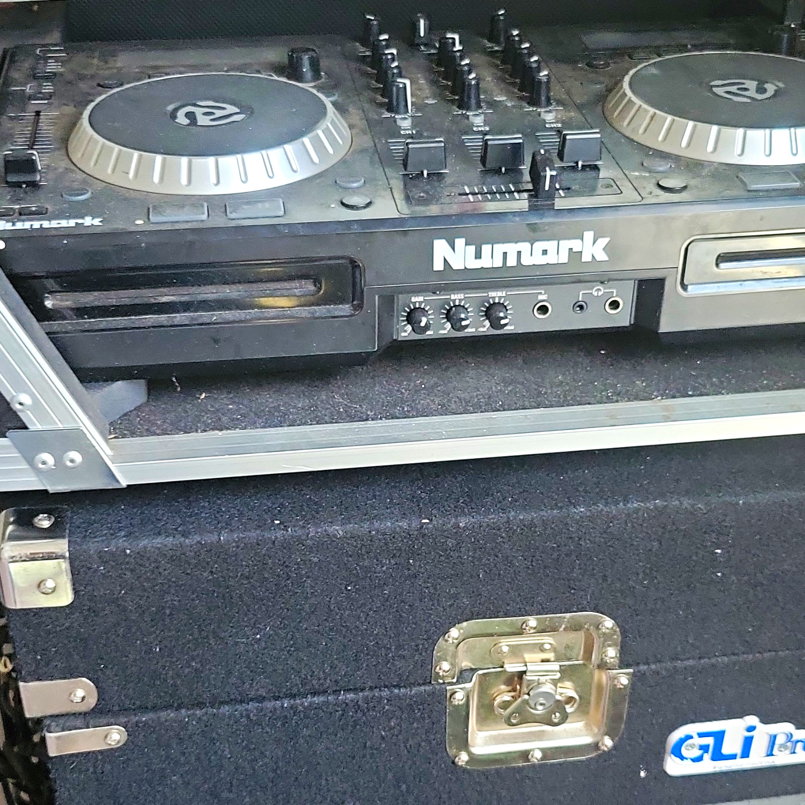 Numark Double Deck DJ Controller, 2-Deck Jog Wheels, Road Case, Dual HP Out