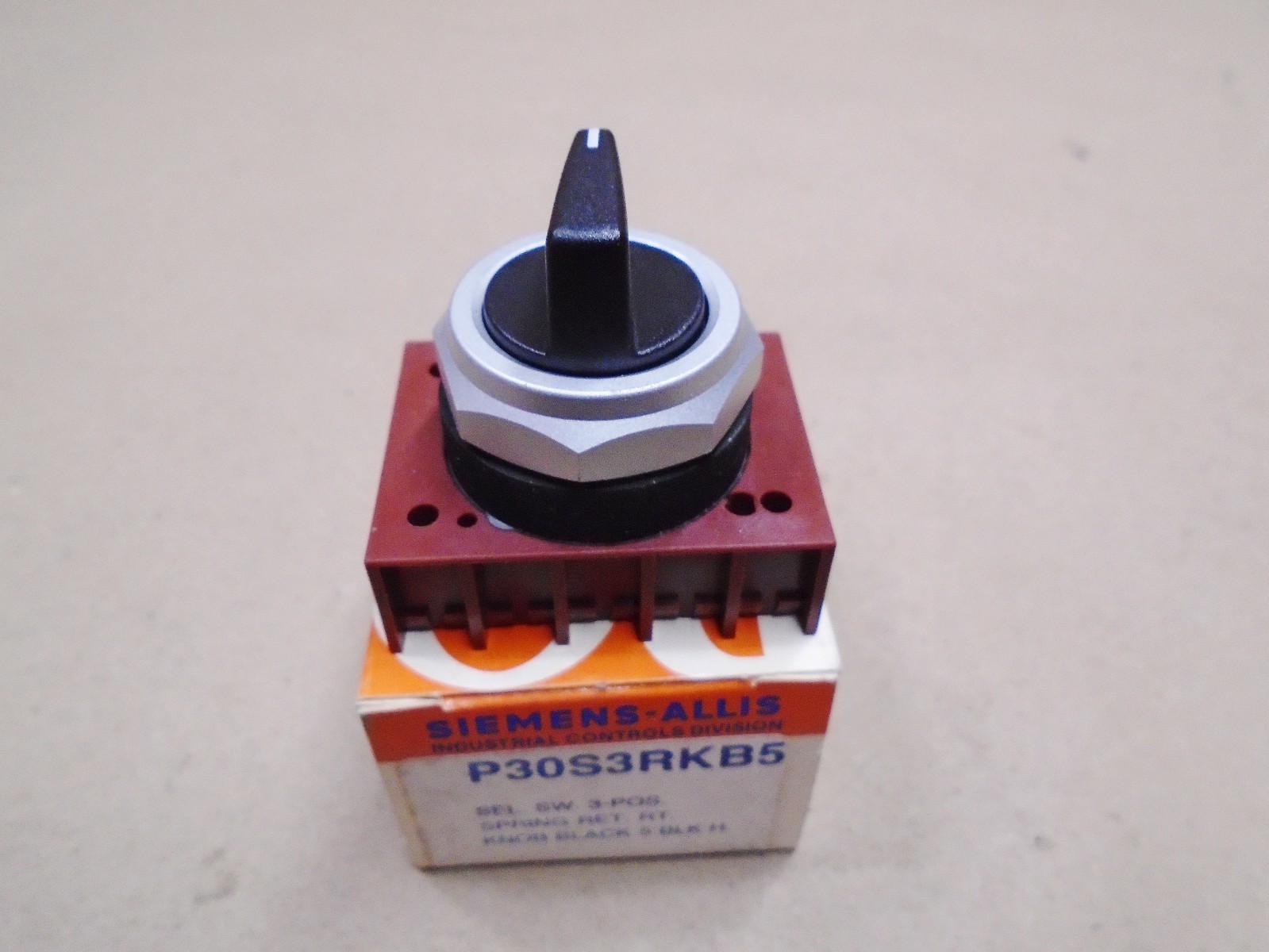 NEW Siemens-Allis P30S3RKB5 3-Position Selector Switch Knob Black Spring Ret Rt