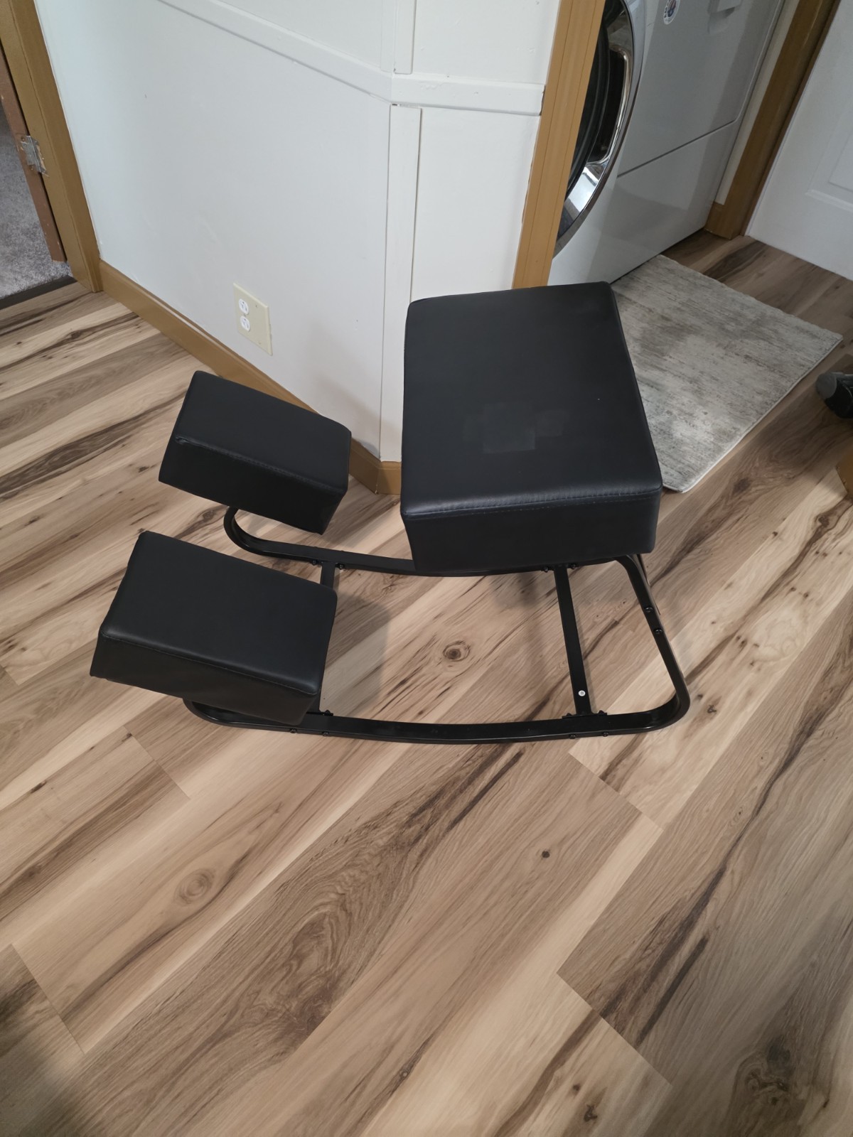 Sleekform Kneeling Chair, Ergonomic Office Chair, Black, Metal.