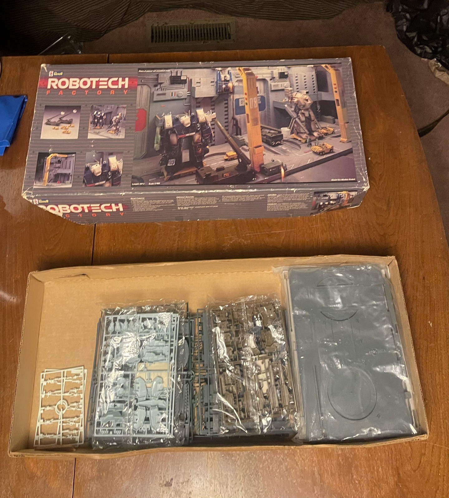 REVELL 1404 Robotech Factory Model Kit 1984 Vintage!