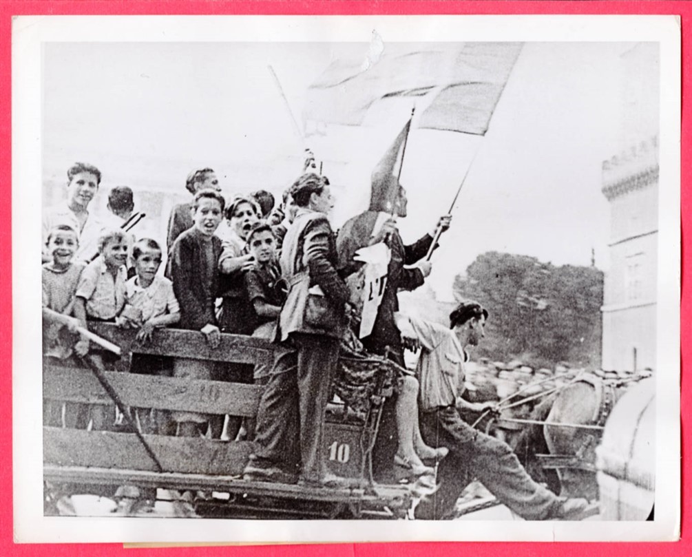 1943 Italian Boys Celebrating the Fall of Mussolini in Rome Italy 7x9 News Photo