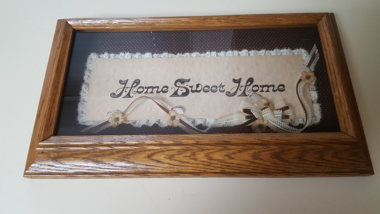 BARNCRAFT PICTURES "HOME SWEET HOME" PICTURE BOX W/WOOD FRAME W/LACE AND RIBBON