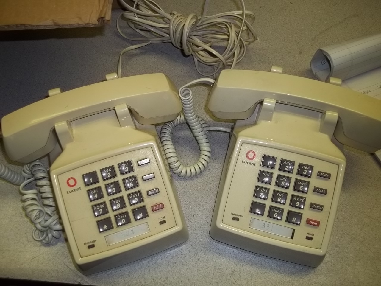Lucent 107732430 Lot of 2 Cream Desk Phones 98140M *FREE SHIPPING*