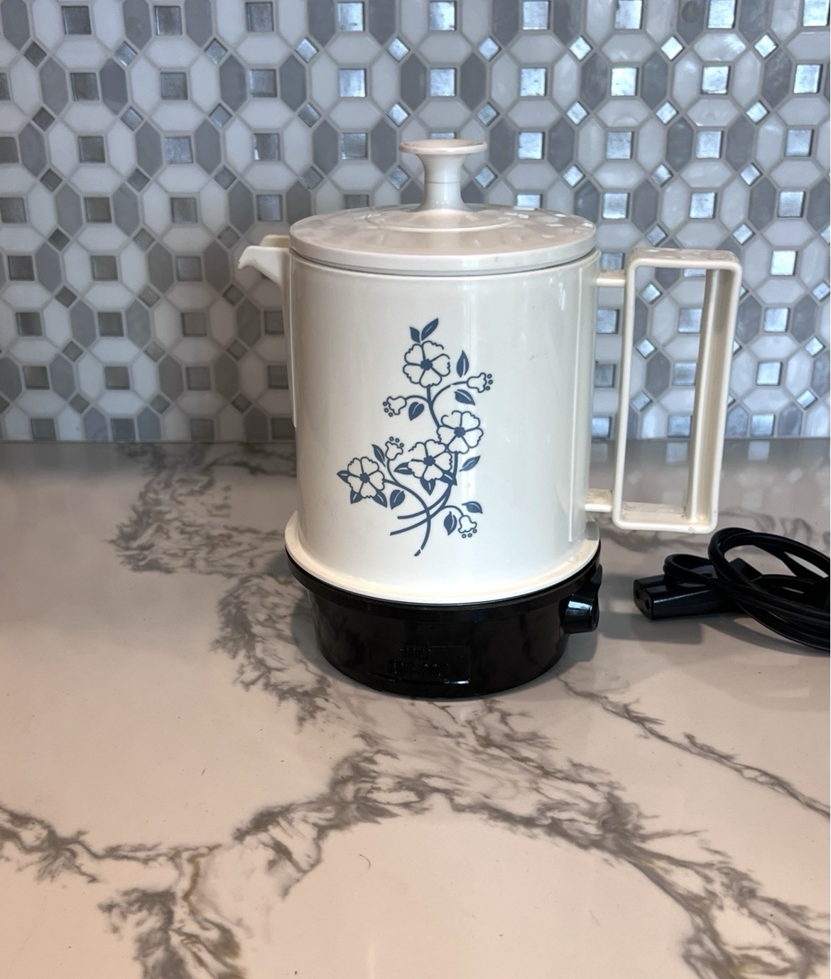 Regal 5 Cup Poly Hot Pot Electric 500W White Black Plastic Model 7427