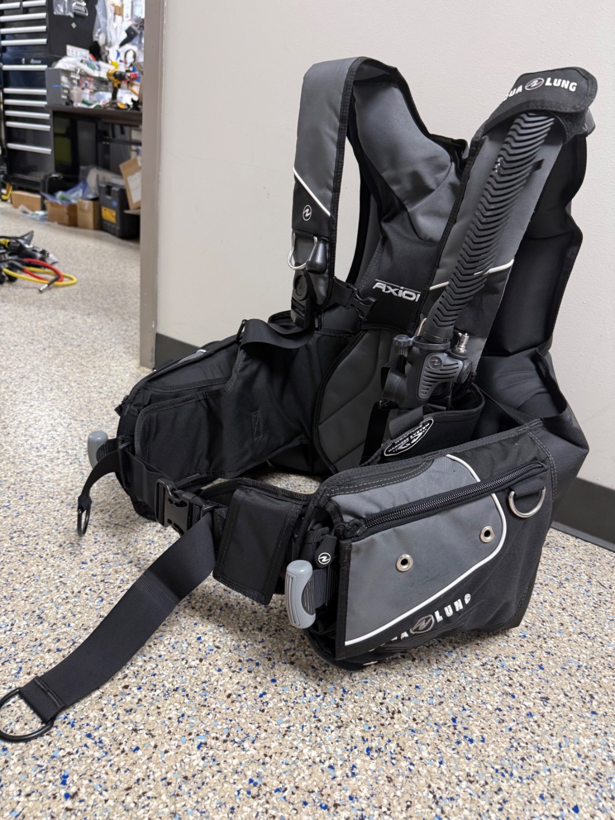 Aqualung Axiom BCD Size XXL 25 dives and new inflator