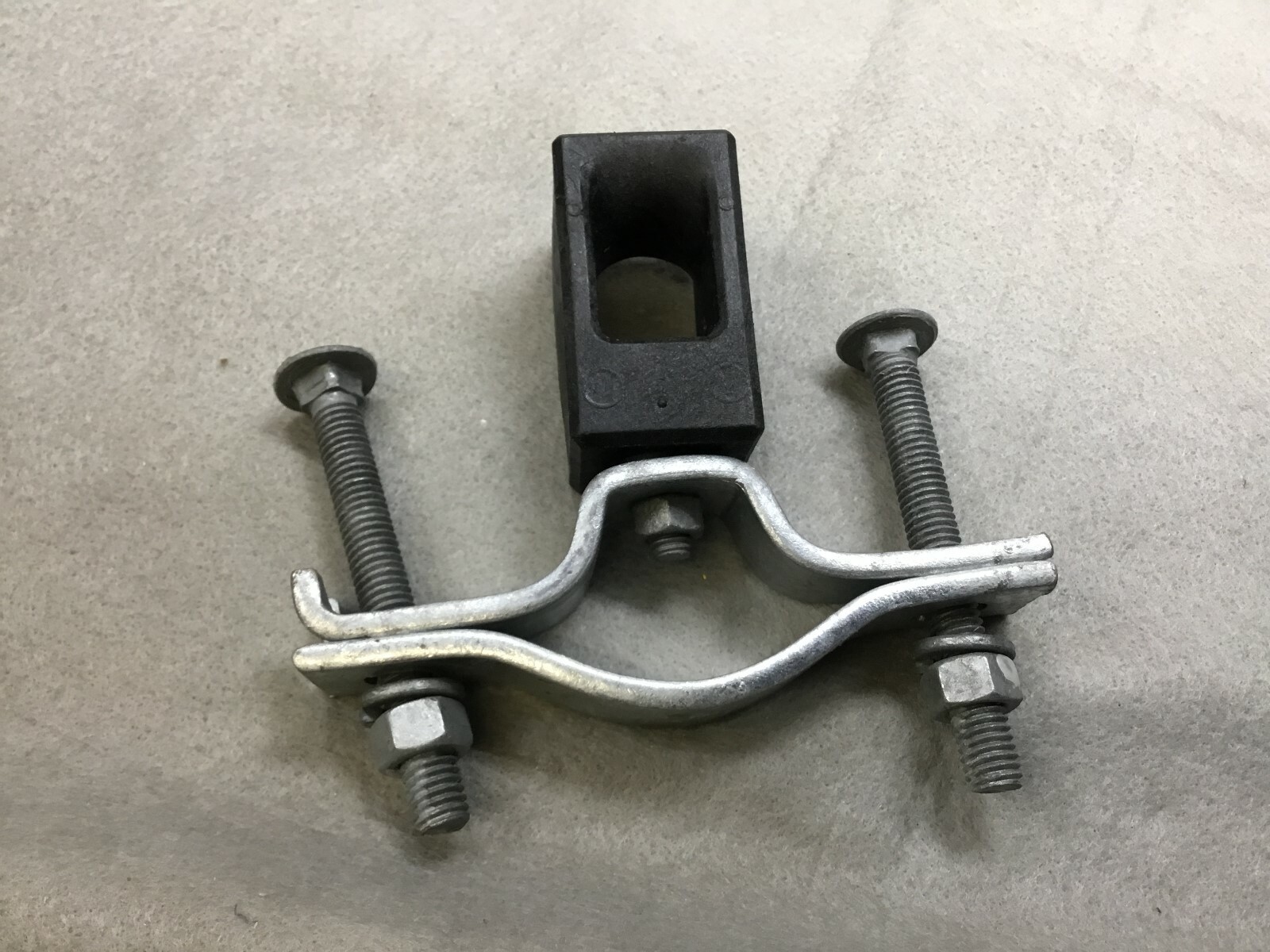 NEW HUBBELL POWER SYSTEMS WIREHOLDER C2070144 - Nylon Mast Clamp Type