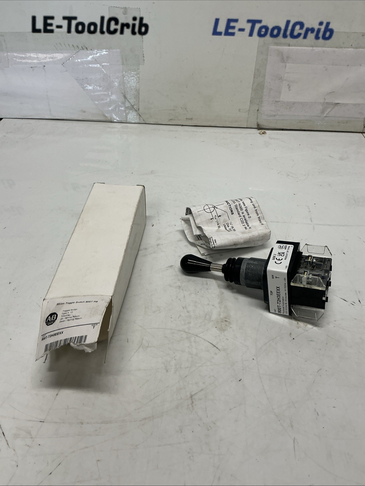 Allen Bradley 800T-T2H3EEXX Toggle Switch Ser. T Y-933