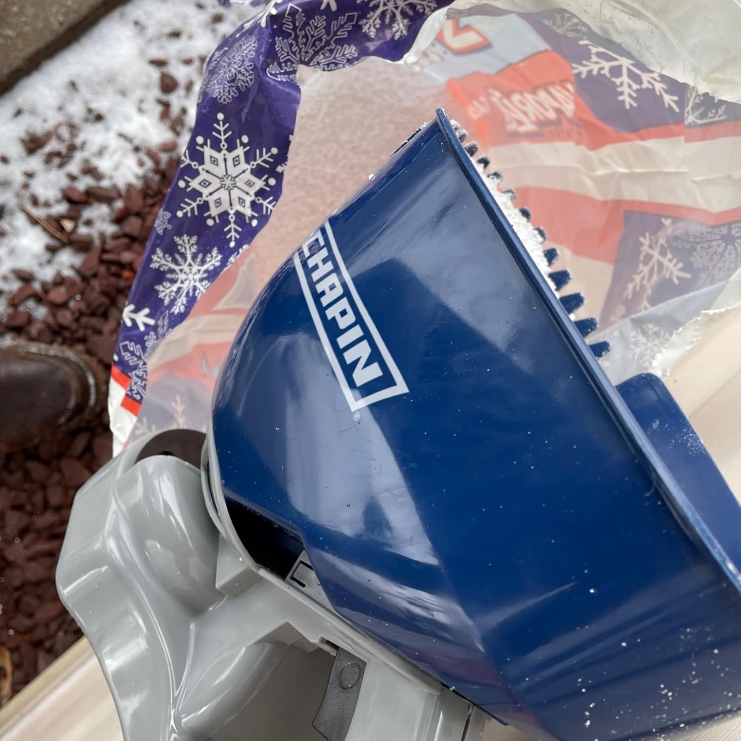 Compact 1.6L Ice Melt Spreader with Thumb Control - Perfect for Sidewalks