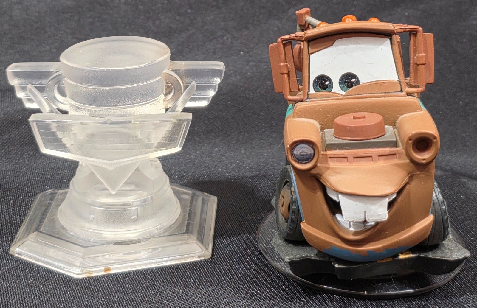 Disney Infinity Cars 1.0 TOW MATER truck & PISTON CUP trophy crystal 2 figures