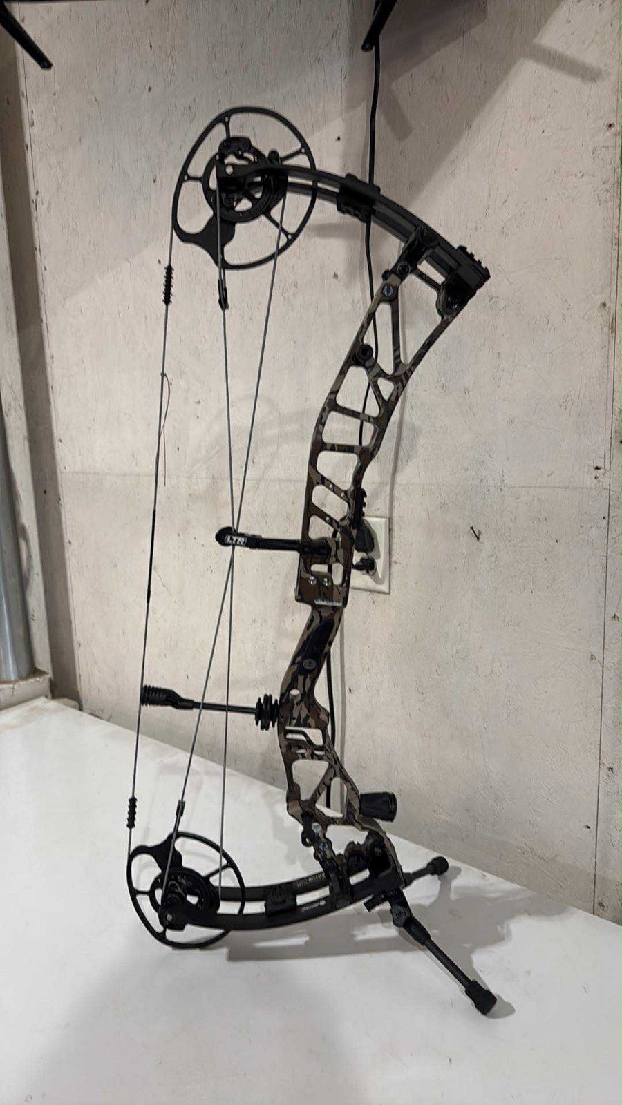 Elite Artus Compound Bow 70lbs Right-Handed