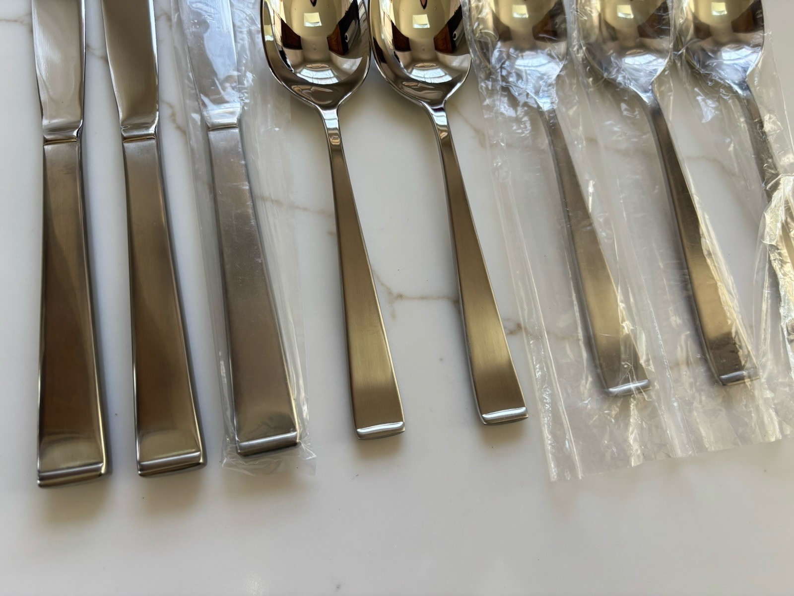 Wallace NEW CHARM (satin) - 8 piece lot (knives and spoons) NEW