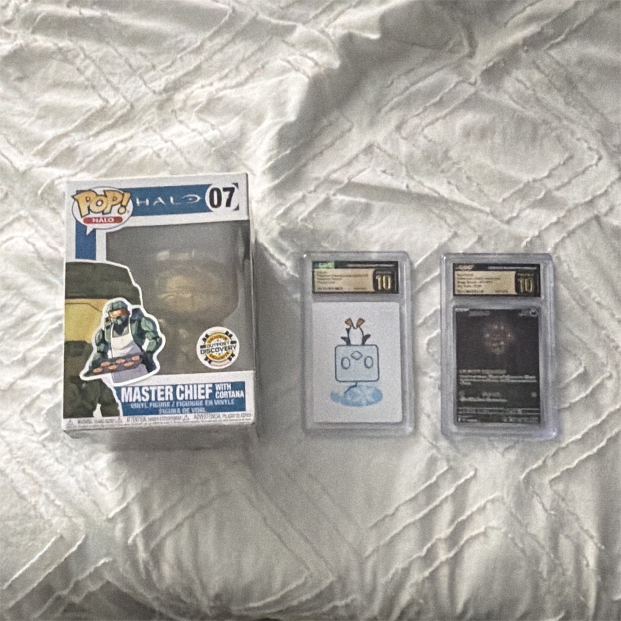 Funko Pop Halo Master Chief w/ Cortana Outpost Exclusive + 2 CGC 10 Cards