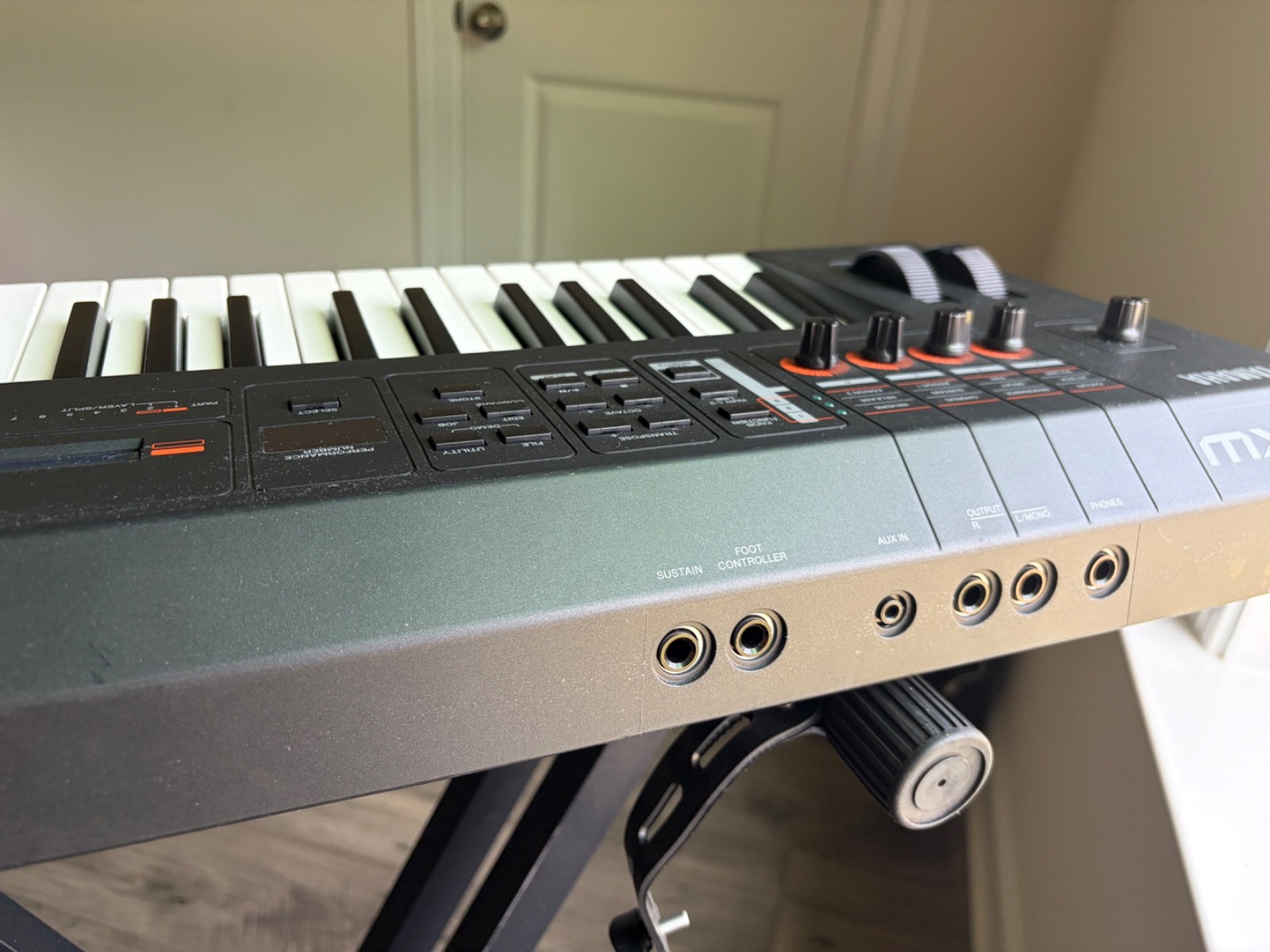Yamaha MX49 Synthesizer(Black) – Excellent Condition