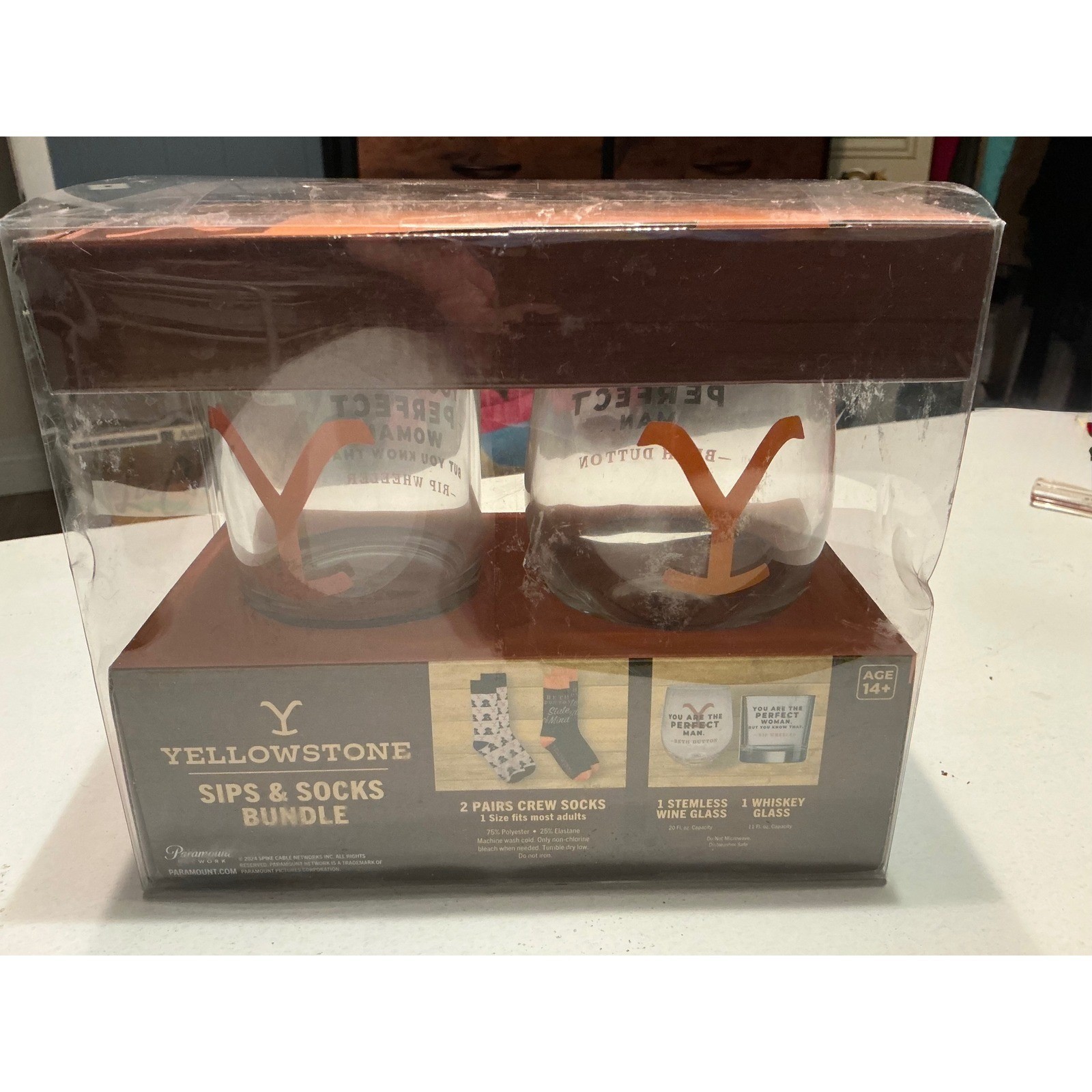 New Yellowstone Dutton ranch Bundle 2 stemless wine glasses 2 pairs crew socks