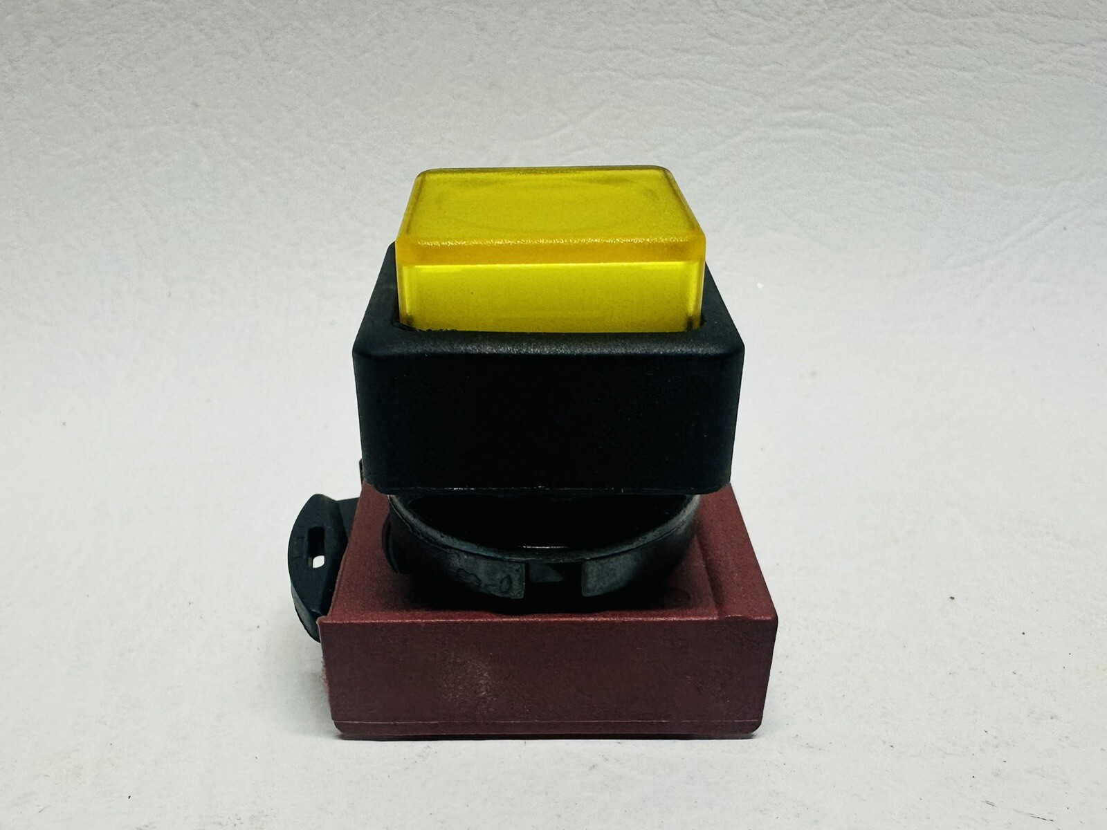 NEW GE P9SPLGSD Yellow Pushbutton