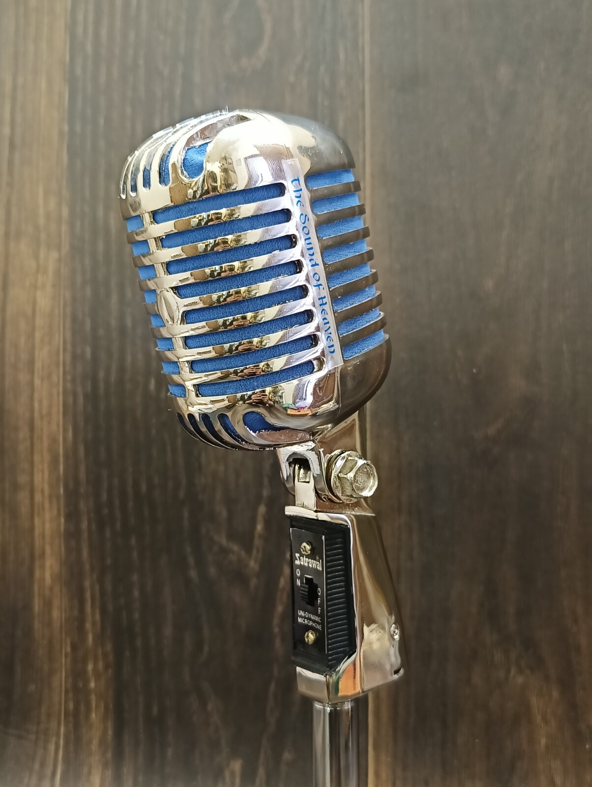 Vintage Metal Grill Mic–Retro Dynamic Microphone for Stage Performance & Studio.