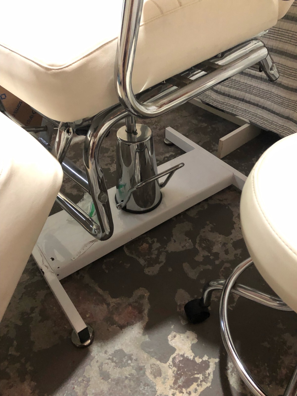 Adjustable salon/spa/massage/tattoo/electrolysis treatment table