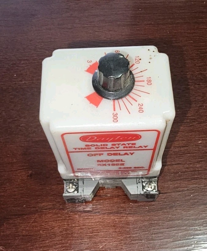DAYTON 6X155E Solid State Time Delay Relay 3-300SEC 120VAC W/Socket 6X156E
