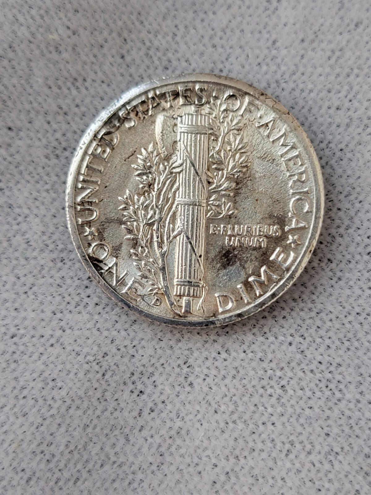 1945-D Denver Mint Silver Mercury Dime. Good Condition.