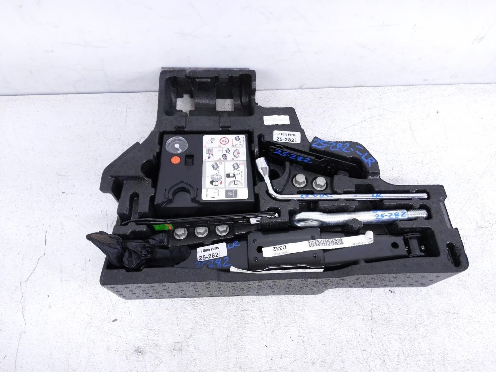 2015 Mercedes-Benz Glk350 Jack & Tools W/Foam Holder + Inflator W/Foam