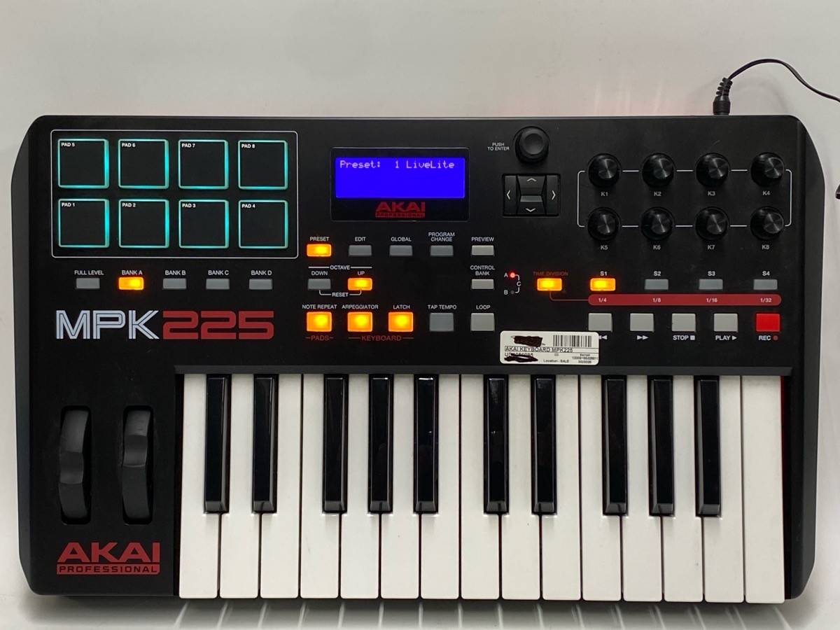 AKAI MPK225 Compact Keyboard Controller (UD4056095)