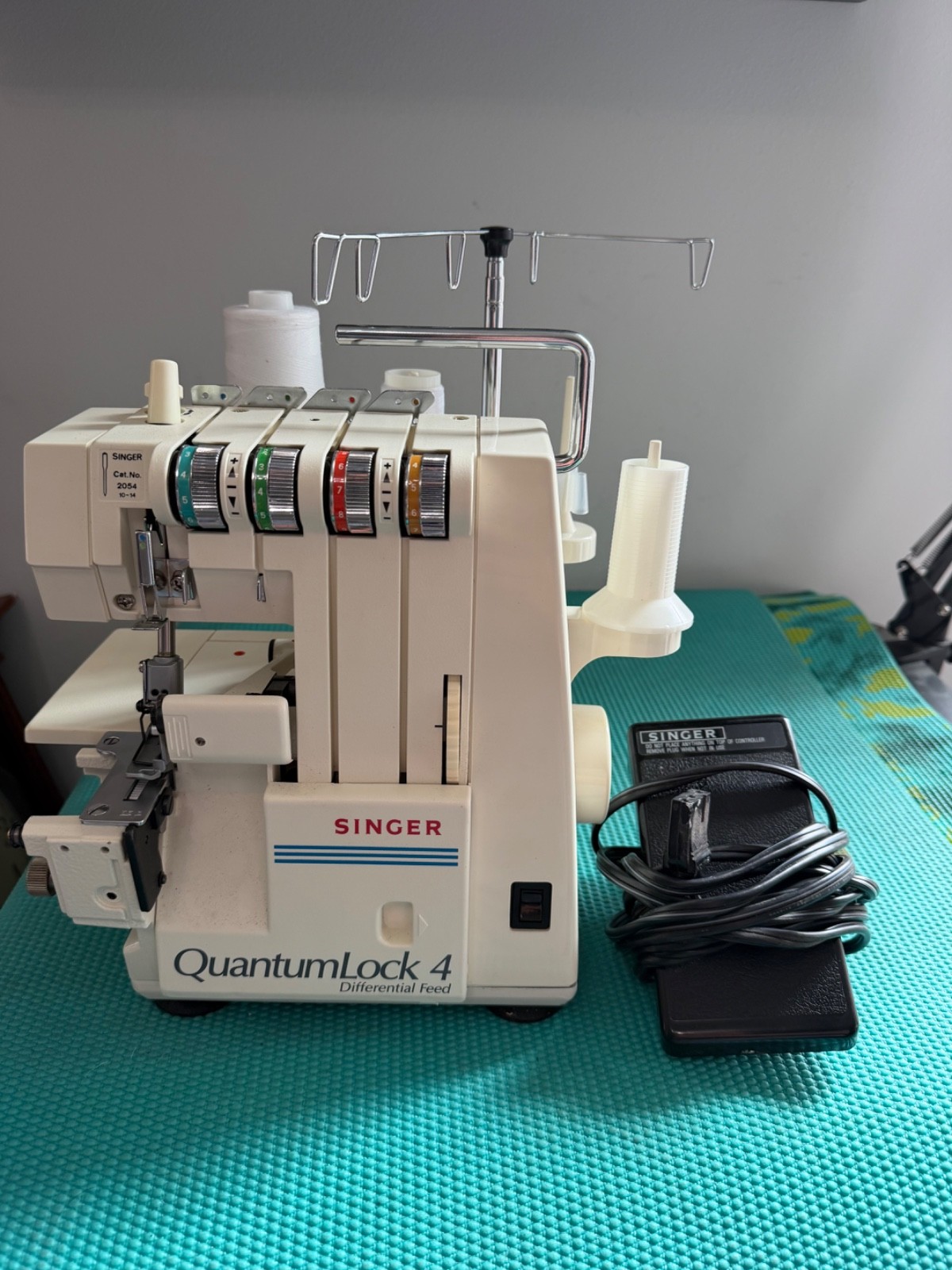SINGER QuantumLock 14U Serger Sewing Machine - Working - Missing Cylinder Cover