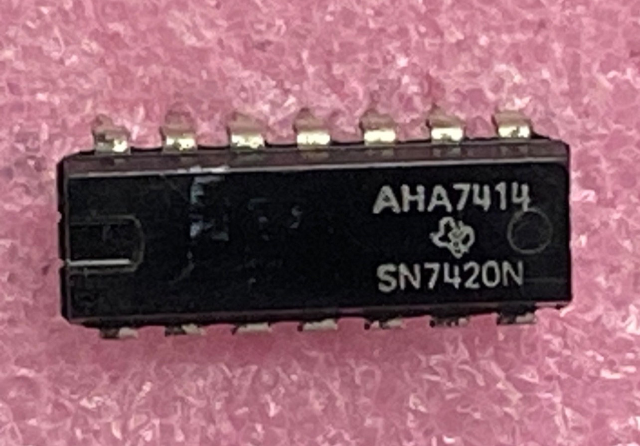 Texas Instruments SN7420N dual 4-input NAND gates Integrated Circuit