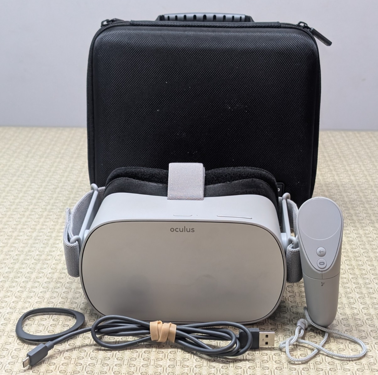 Meta Oculus Go 32GB Standalone VR Headset MH-A32 w/ Controller & Case- Very Good