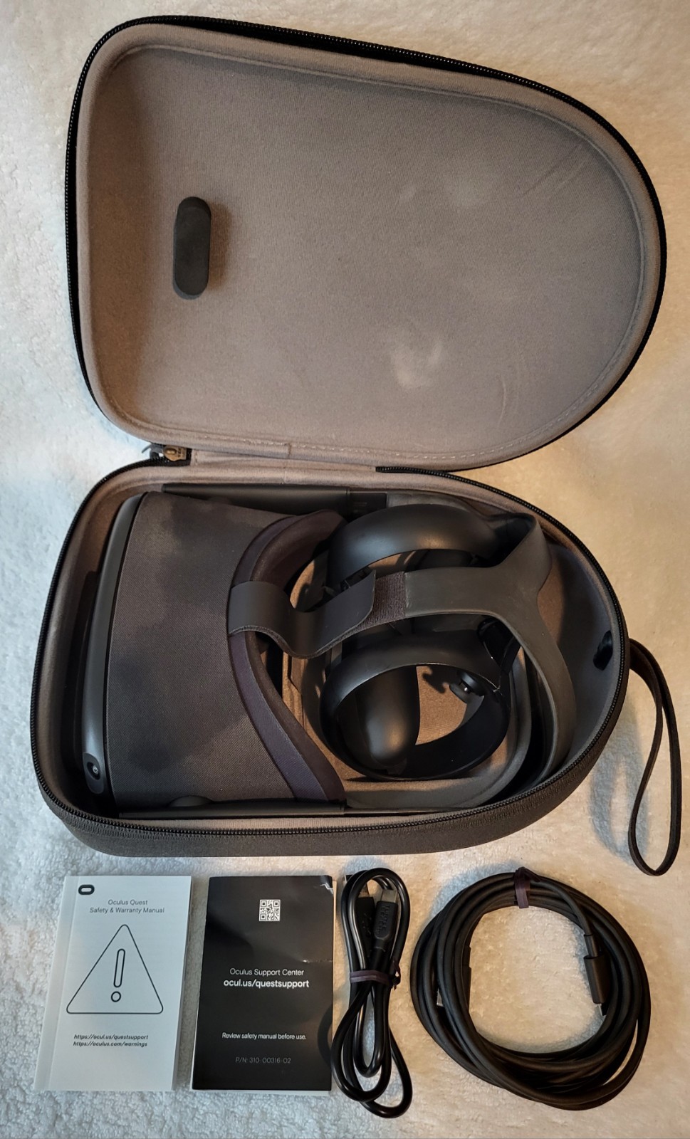 Oculus Quest VR Headset System 64GB w/ Controllers Cables Case Tested Working