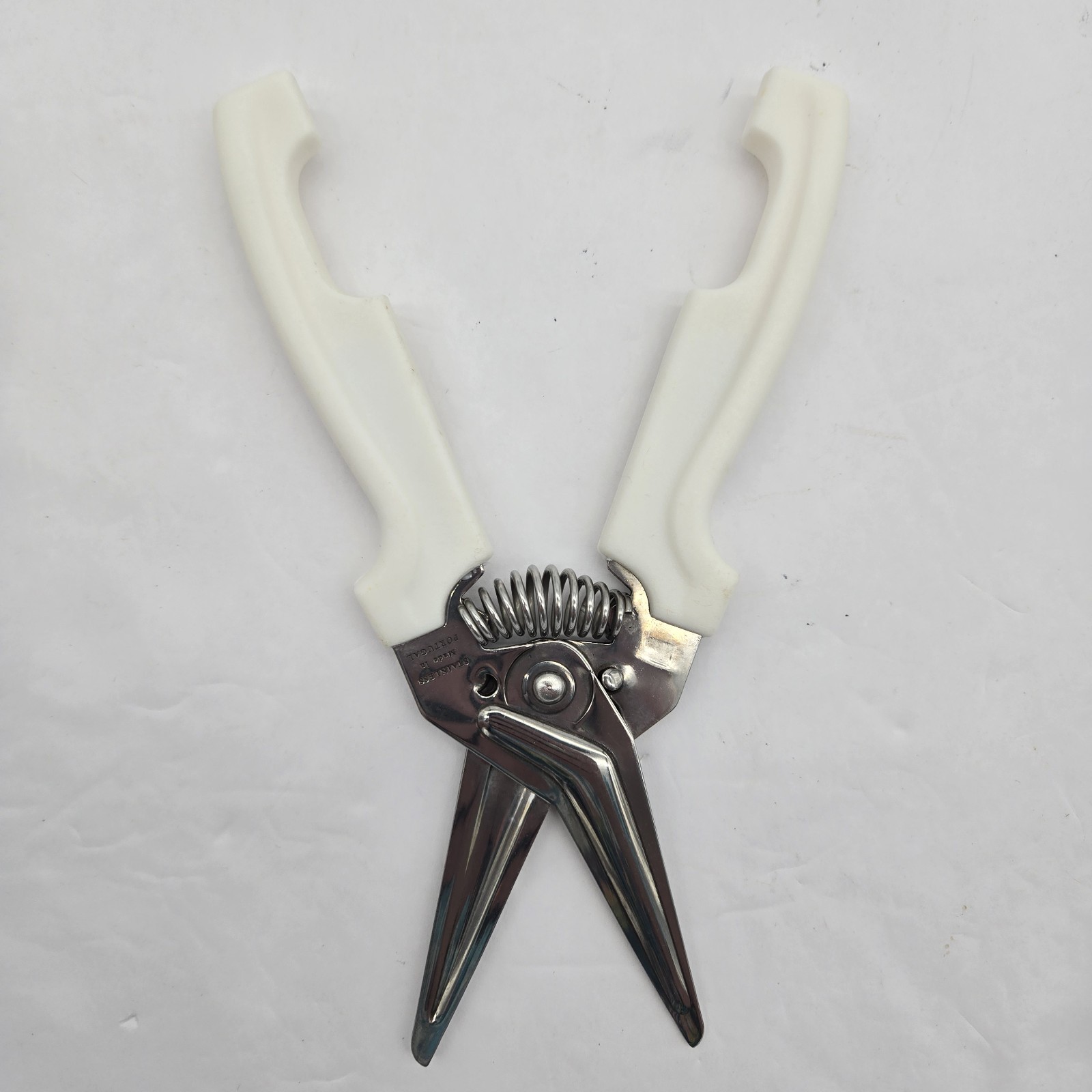 Pampered Chef 1075 Multi Purpose Kitchen Shears Scissors White with Wall Holder
