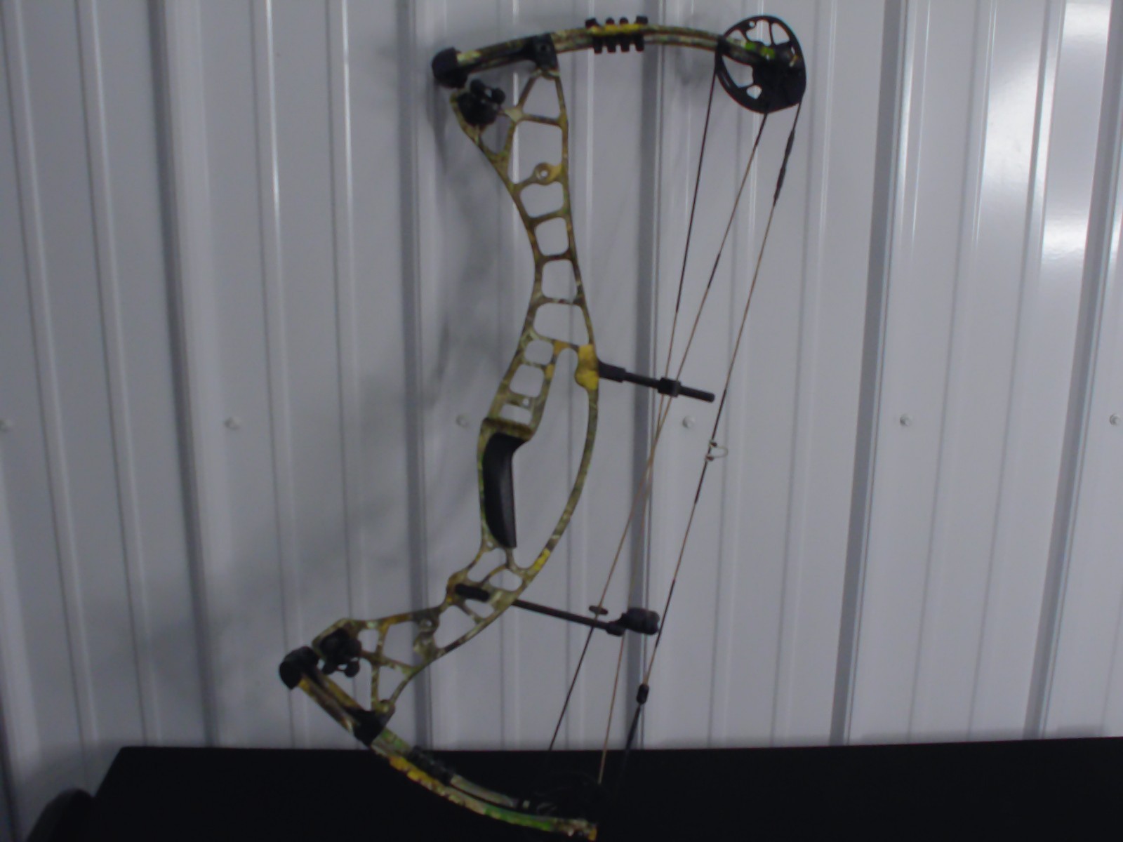 HOYT ECLIPSE RH 40-50LB REAL TREE EDGE COMPOUND BOW NWOT