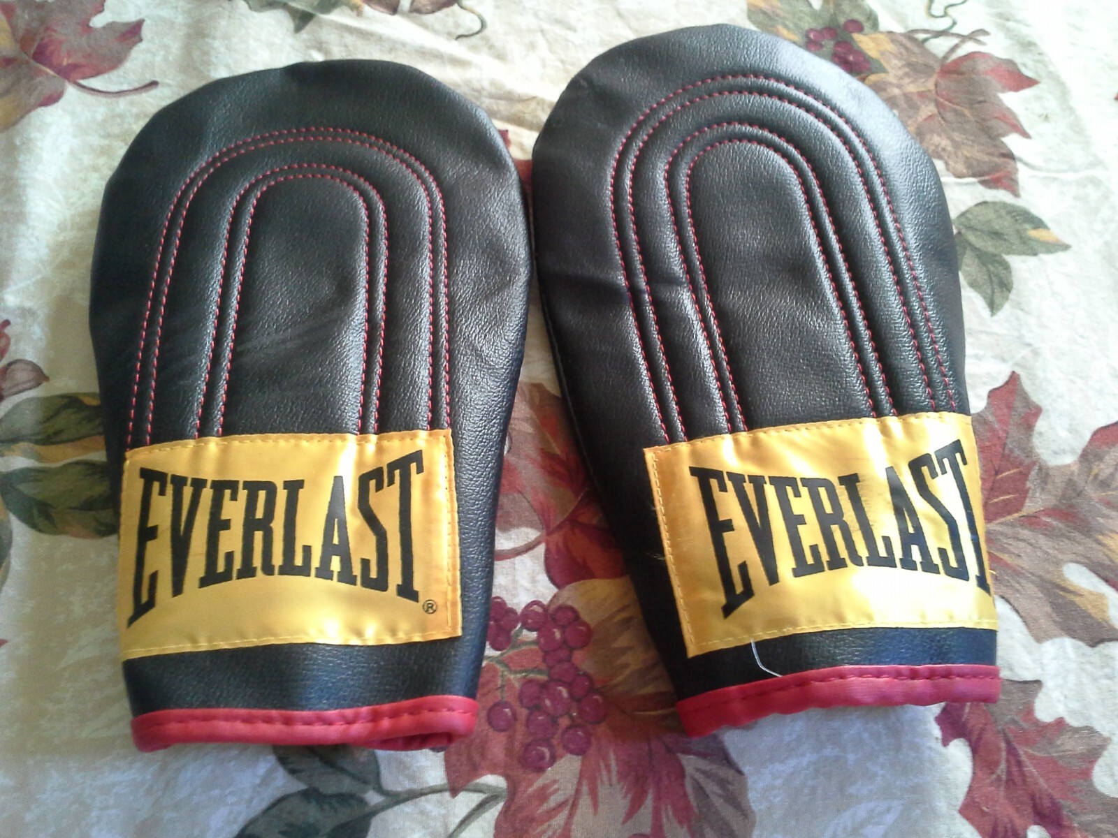 Everlast  Advanced Training Grappling Gloves Ta: L/XL. Small Tear on right glove