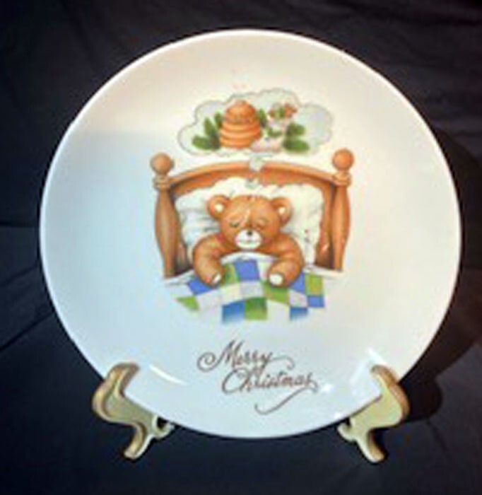 MERRY CHRISTMAS 8 1/2” COOKIE DECORATIVE PLATE #85 BEAR SNUGGLED IN BED