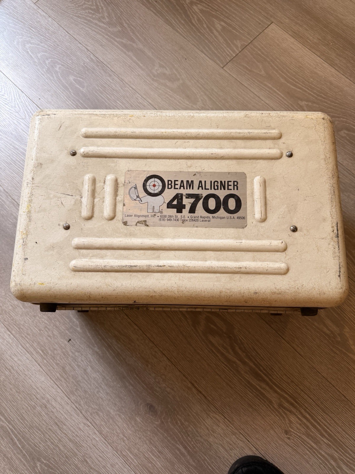 Laser Alignment BEAM ALIGNER MODEL 4700 WITH LEADS, Power Cord Handle and Case