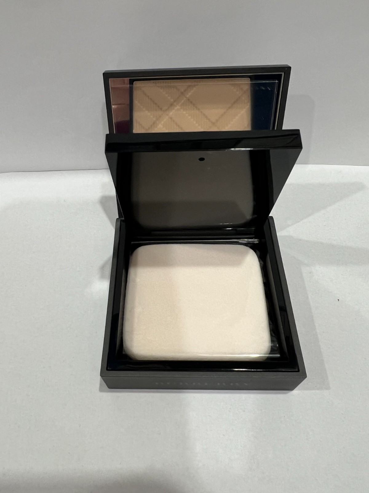 Burberry Matte Glow Compact Luminous Matte Foundation New--No. 40 Light Neutral
