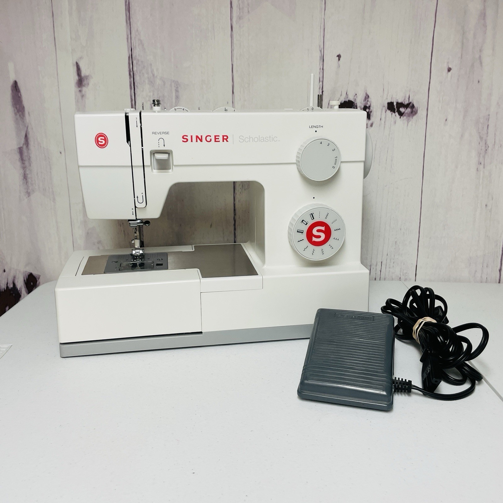 SINGER 5511 Scholastic Heavy Duty Sewing Machine With Pedal Works!