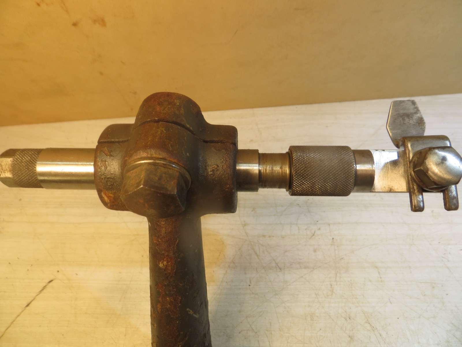 TOOL & CUTTER GRINDER FINE ADJUSTABLE FEED FINGER STOP