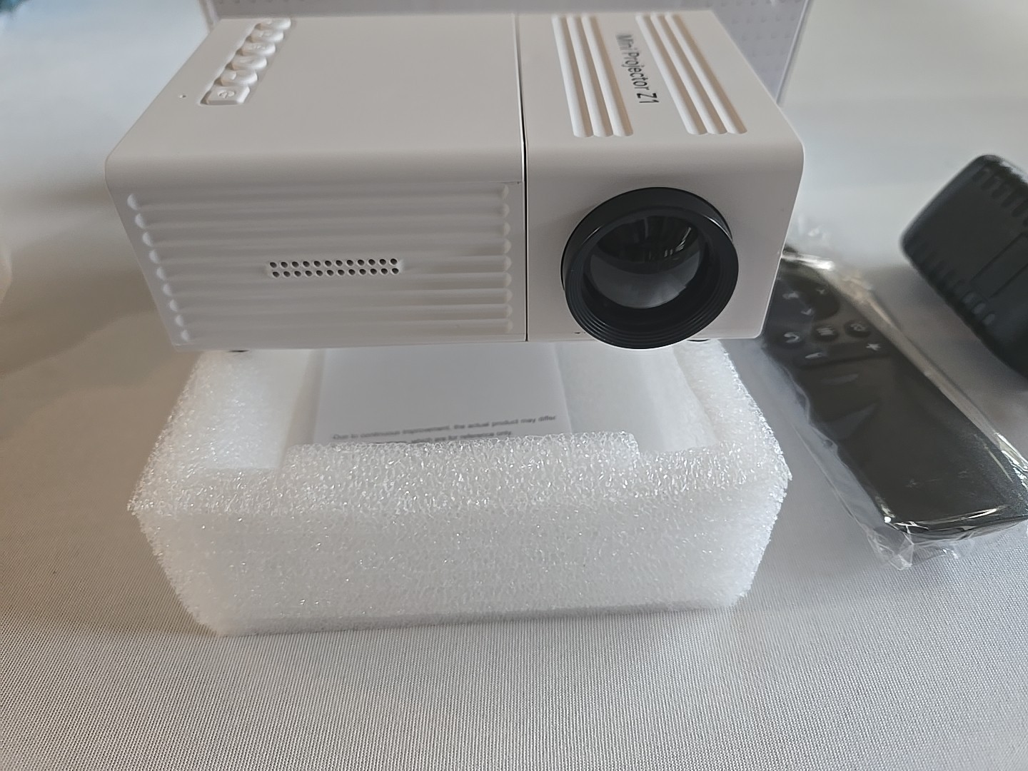 LED Mini Projector Z1 WITH REMOTE -BUNDLE
