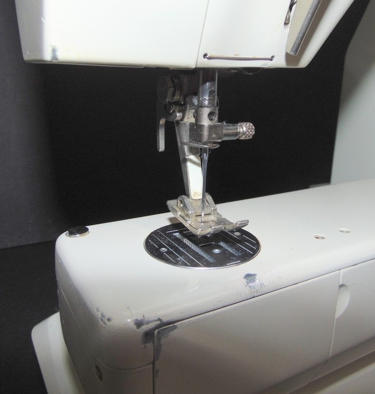 Bernina 910 Electronic Sewing Machine Swiss Made Powers On SEE DESCRIPTION