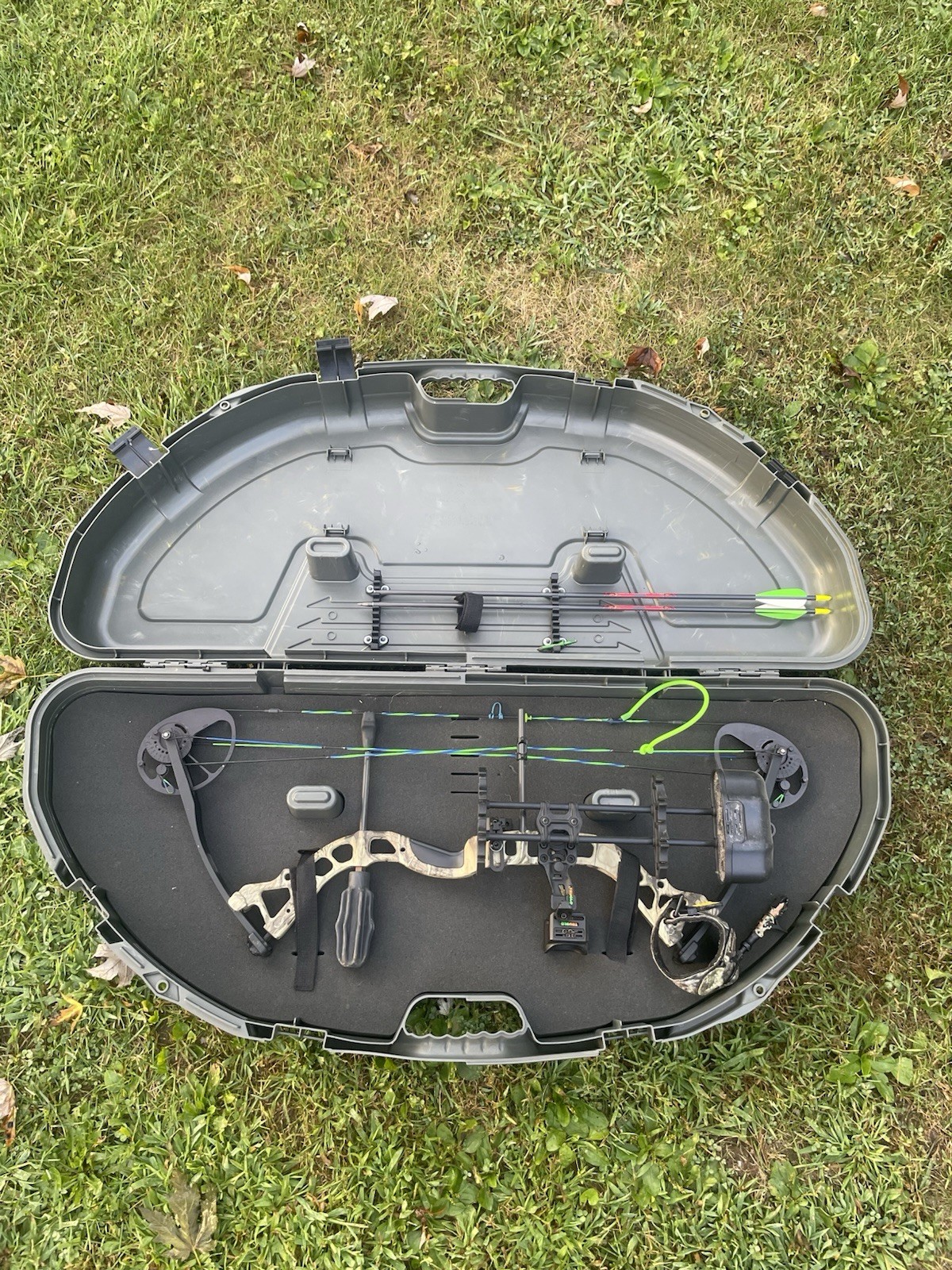 Diamond Infinite Edge Compound Bow w/ Hard Case, 2 Arrows, Release & New String