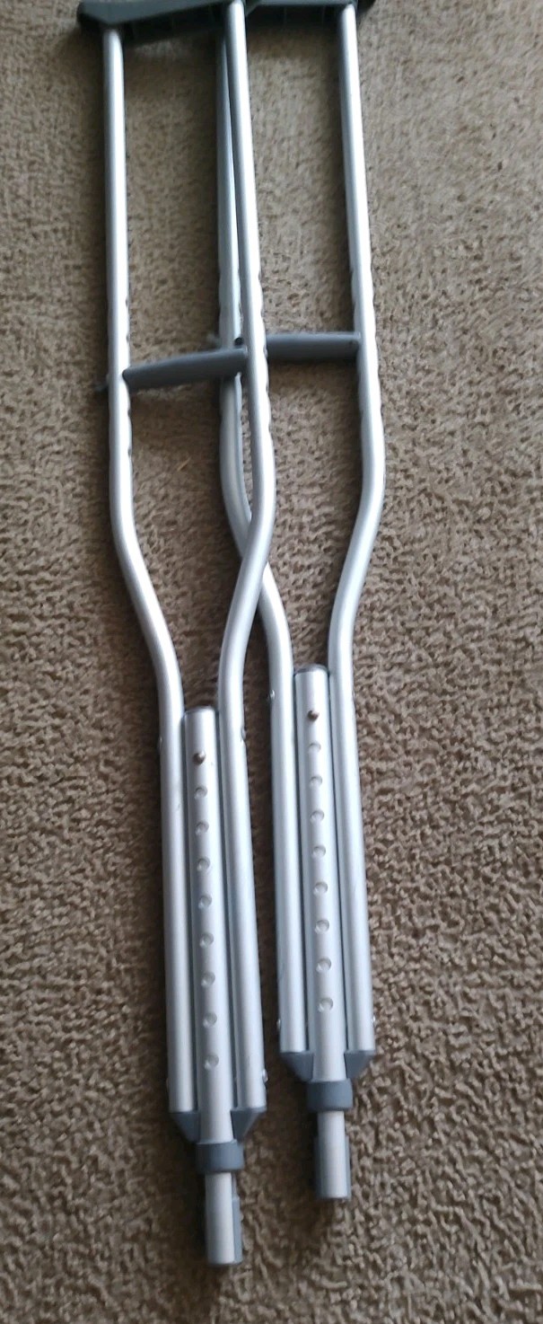 MEDLINE Lot# J06026 ALUMINUM PUSH-BUTTON Adjustable CRUTCHES Great Condition!