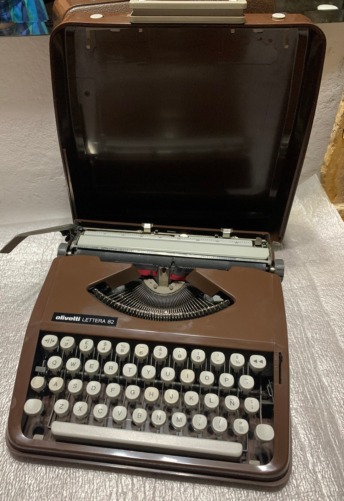 HERMES BABY TYPEWRITER - POP ART - SPANISH LAYOUT - UNIQUE CHOCOLATE COLOURED  !