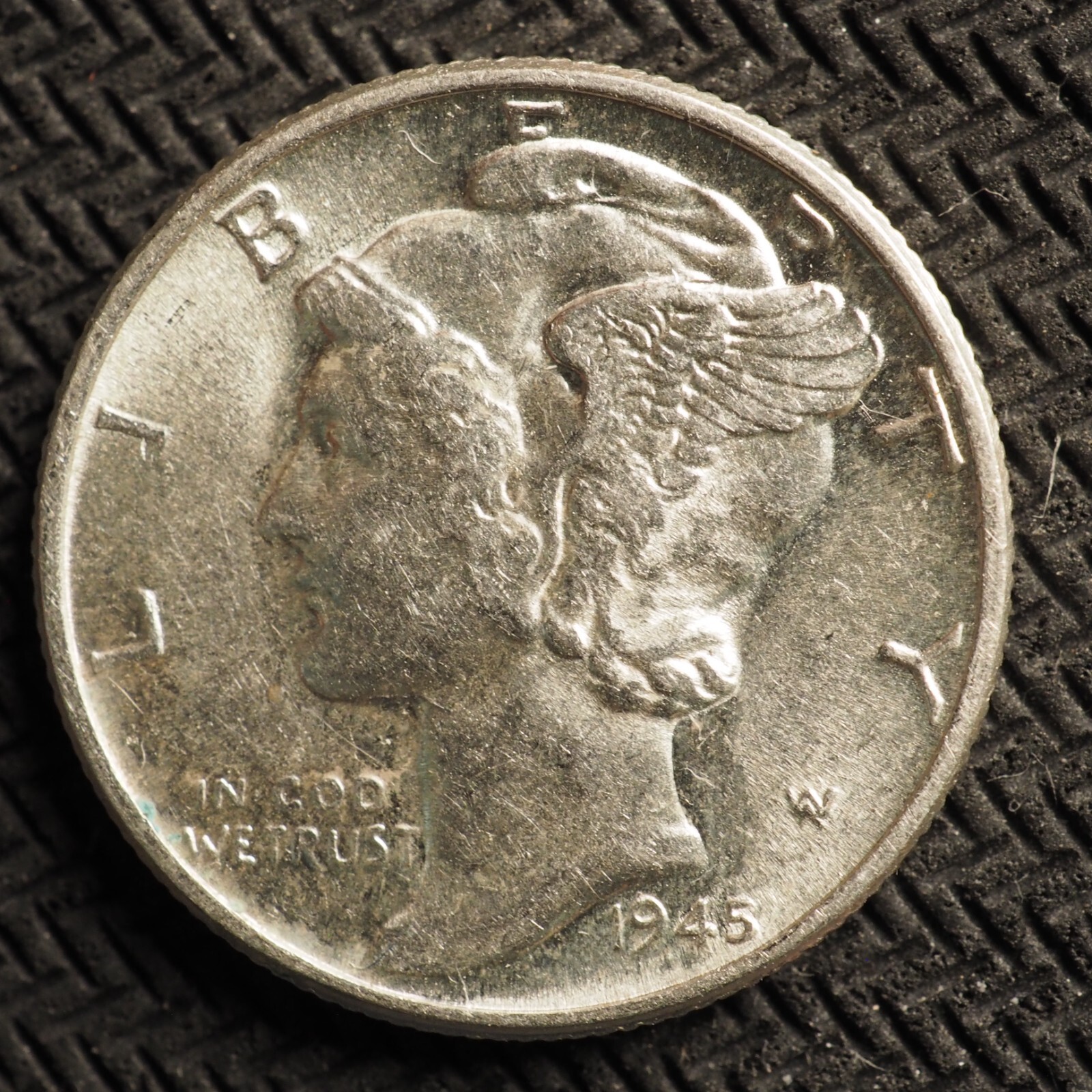 1945 **P**   MERCURY HEAD  SILVER  DIME *(NICE COIN)*   FREE SHIPPING  X9425